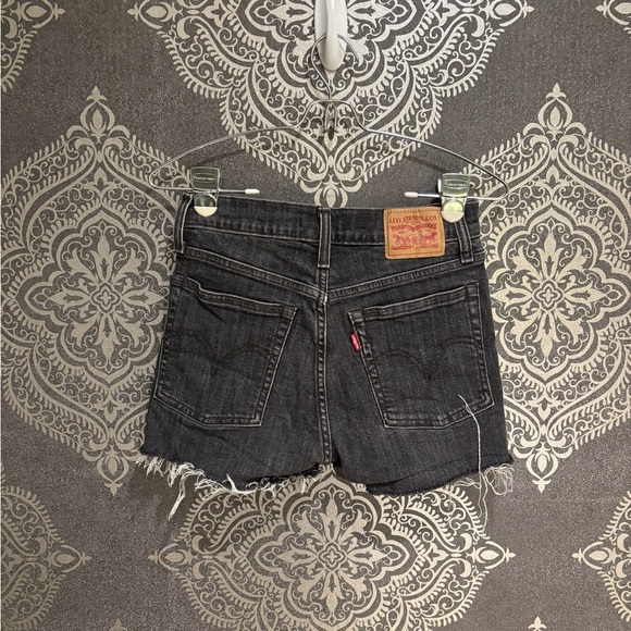 Levi Black Denim Women Shorts Sz 26 - Picture 3 of 3